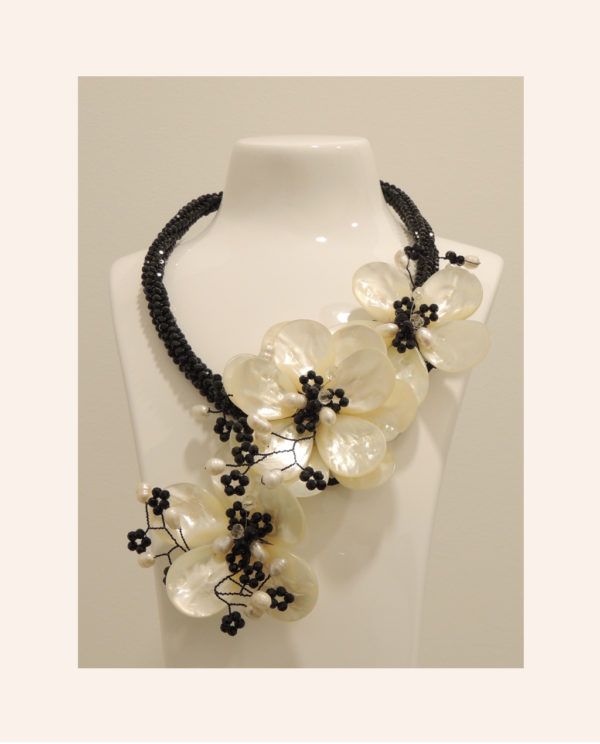 Collana dettagli fiore
