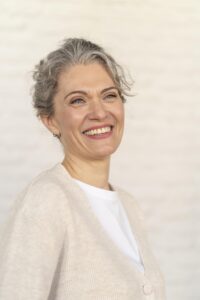 donna con capelli grigi sorride